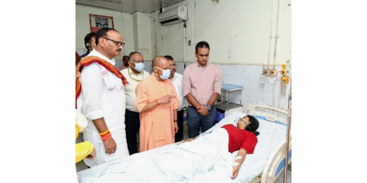 लखनऊ अग्निकांड : घायलों से मिले सीएम योगी, पीड़ित परिवारों को न्याय और सहायता का भरोसा